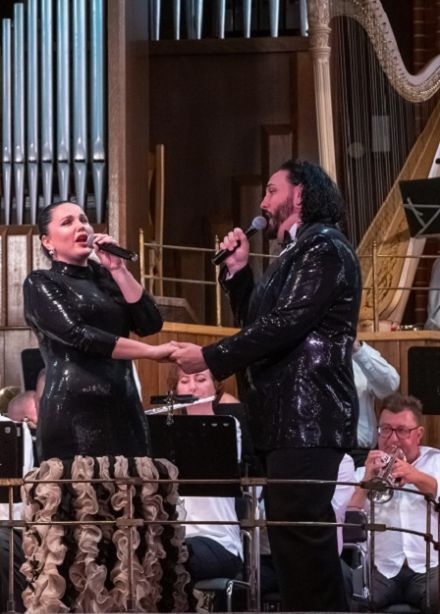 Святая к музыке любовь...